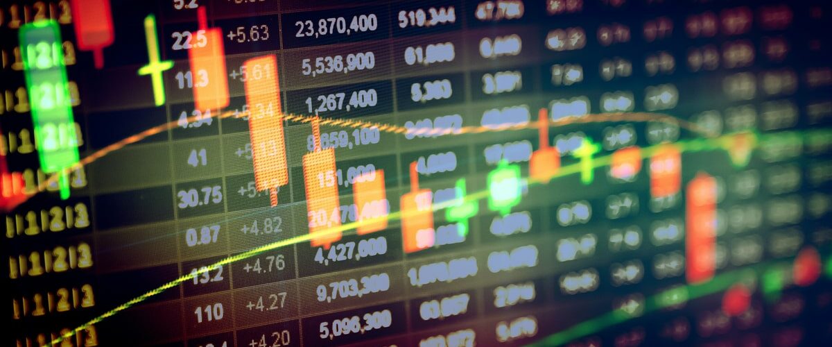 Фондовые индексы и торговля криптоактивами: как это связано и как на этом можно заработать
